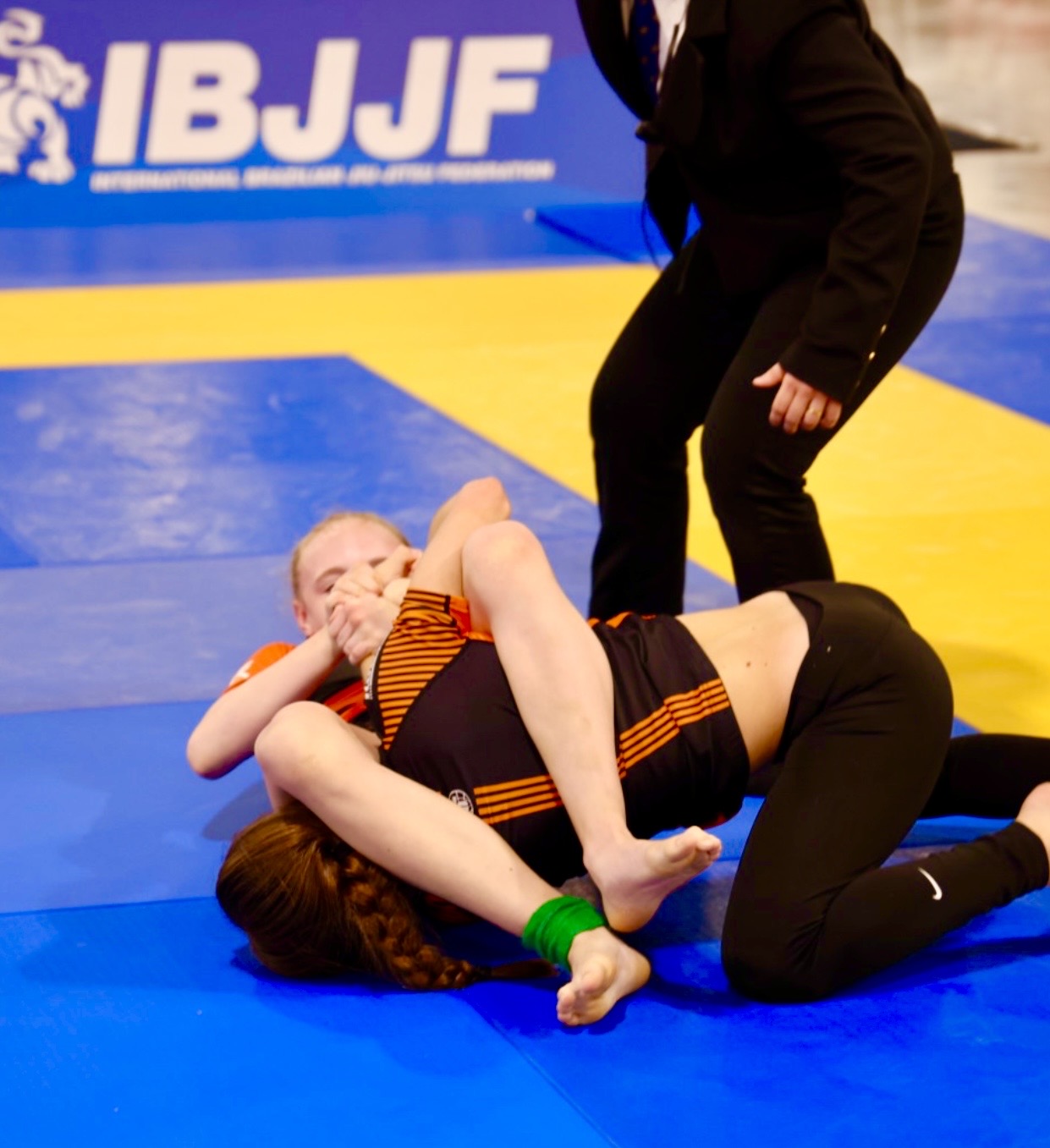 2024年 IBJJF Pan Kids No-Gi Championship のブラケットからの追加競技画像。被写体はコントロールからサブミッションへの移行ポジションにある。競技マットのバックドロップに IBJJF のブランディングが見える。